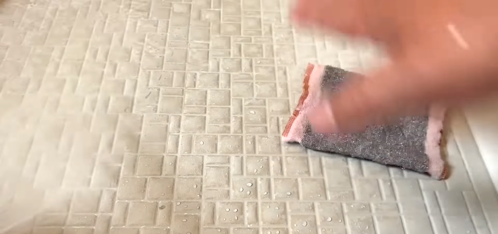 床についた黒ずみを掃除する男性