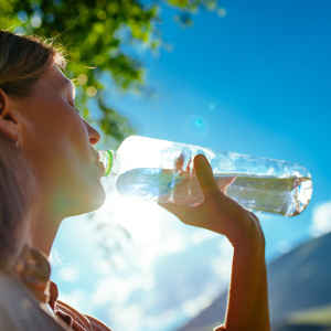 「のどが渇いたから水を飲む」は間違った熱中症対策。今すぐやめるべきNG行動＃医師解説