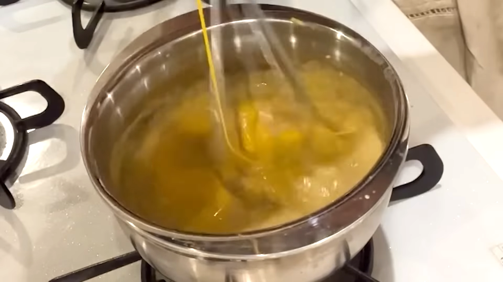 卵スープを作る女性