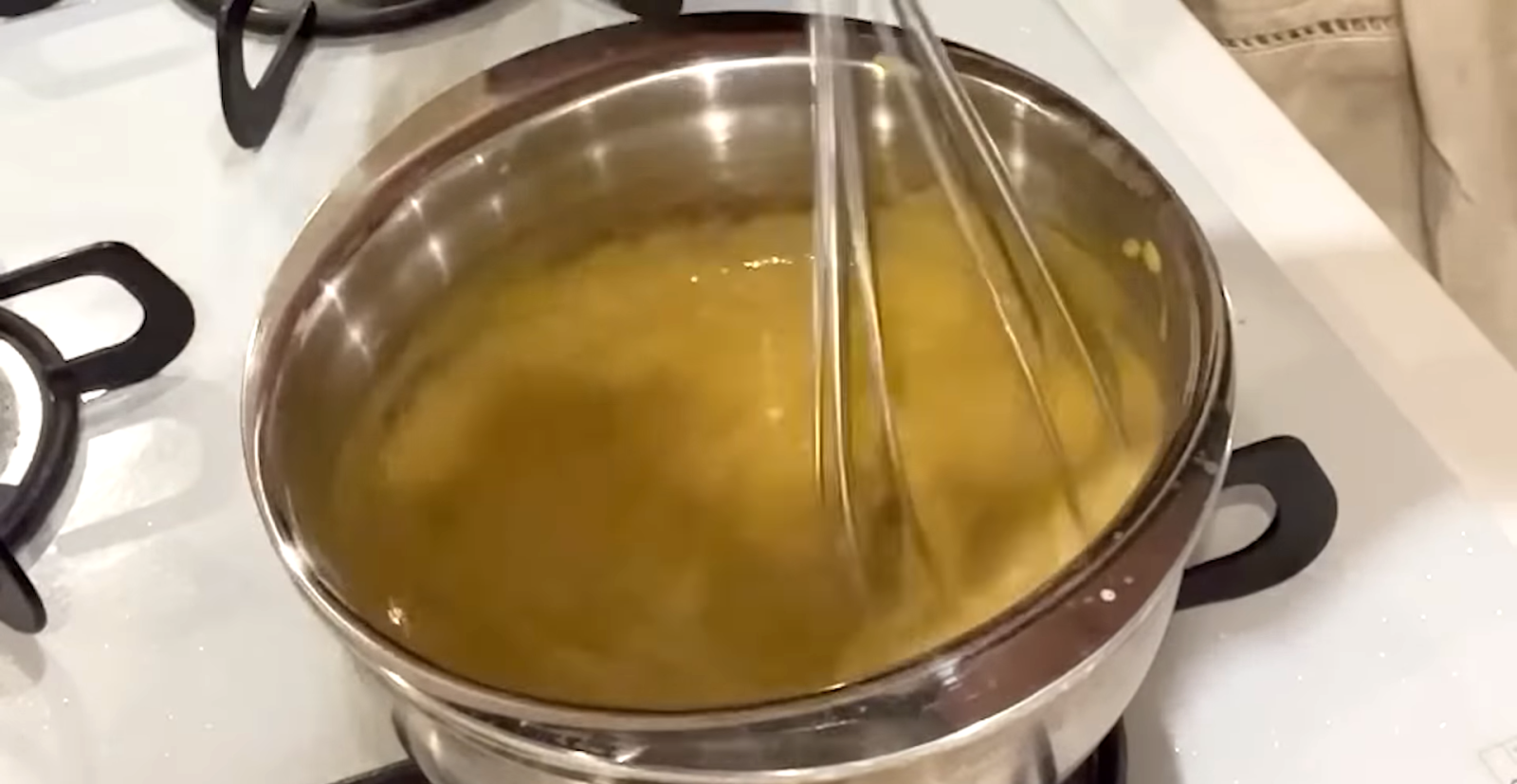 卵スープを作る女性