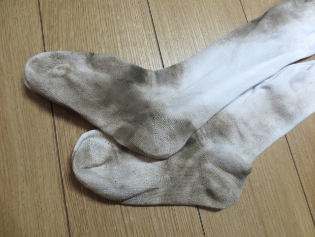 泥で汚れた白い靴下