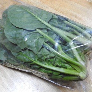 「袋入りほうれん草」もうそのまま出さない。取り出しやすく保存しやすい“葉物野菜の賢い取り出し方”