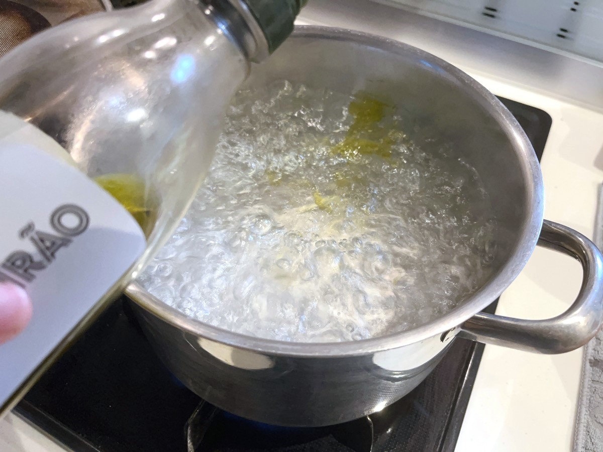 茹で鍋にオリーブオイルを入れる