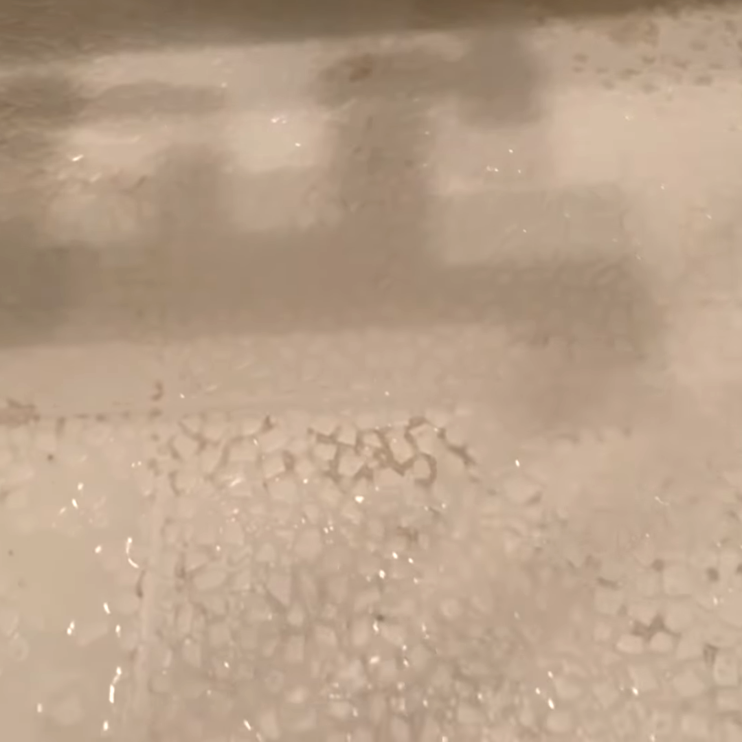  「お風呂のデコボコ床」のスキマに入った黒い皮脂汚れをごっそり落とす“100均アイテム”とは 