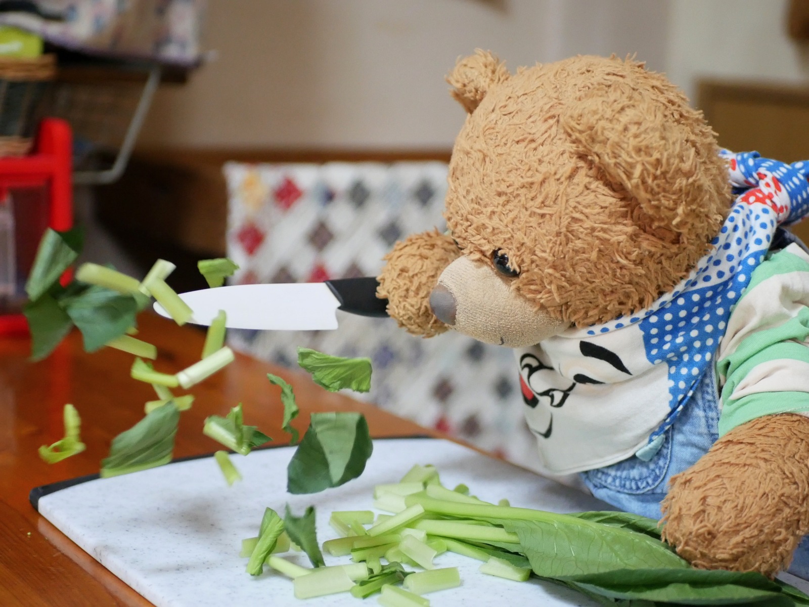 くまくん小松菜を切っている。