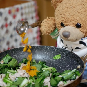 めんつゆを使えば簡単に和風カレーができる！くまくんの「小松菜のめんつゆ和風カレー」レシピ