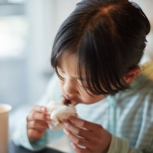 ひとりで食事をする子どもが増加中。「孤食」が与える影響とは