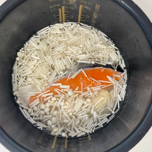 お米の上に「鮭」と「えのき」調味料を入れて炊飯器のスイッチ押すだけ！秋の味覚をまるごと味わうレシピ
