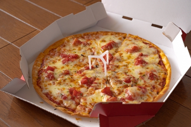 箱に入った丸いピザ
