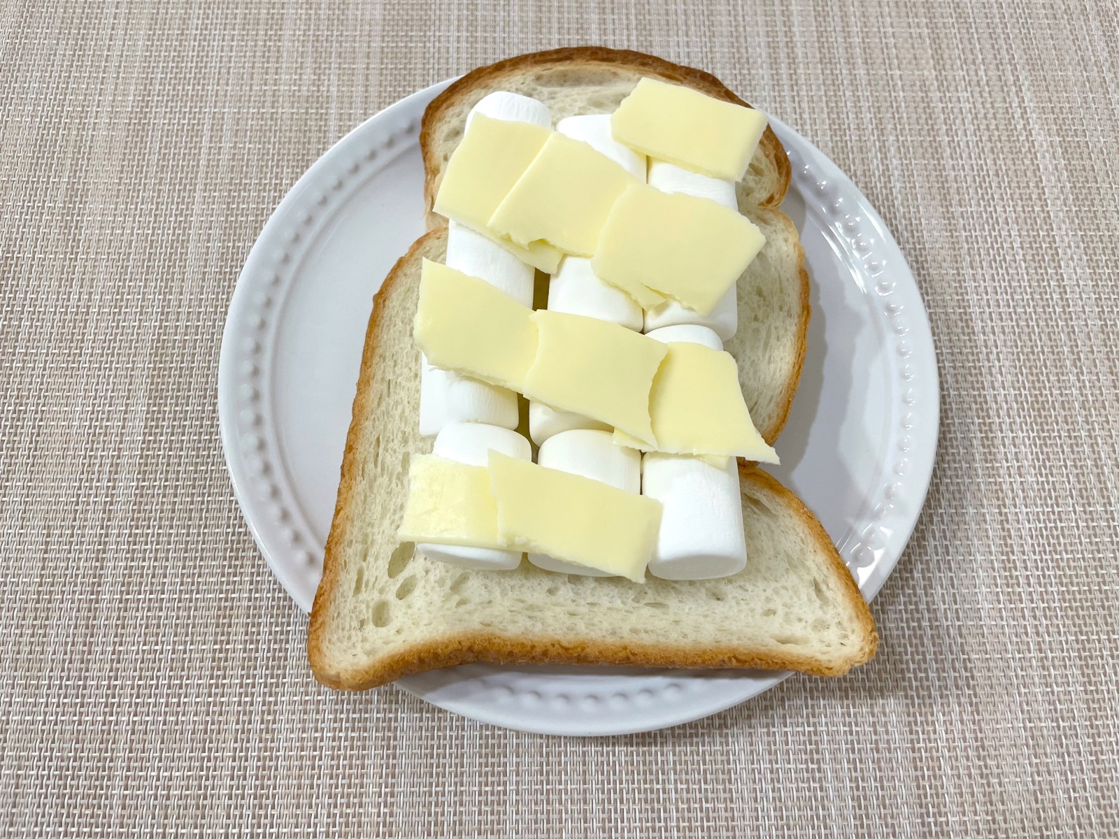 「チーズとマシュマロのトースト」作り方1