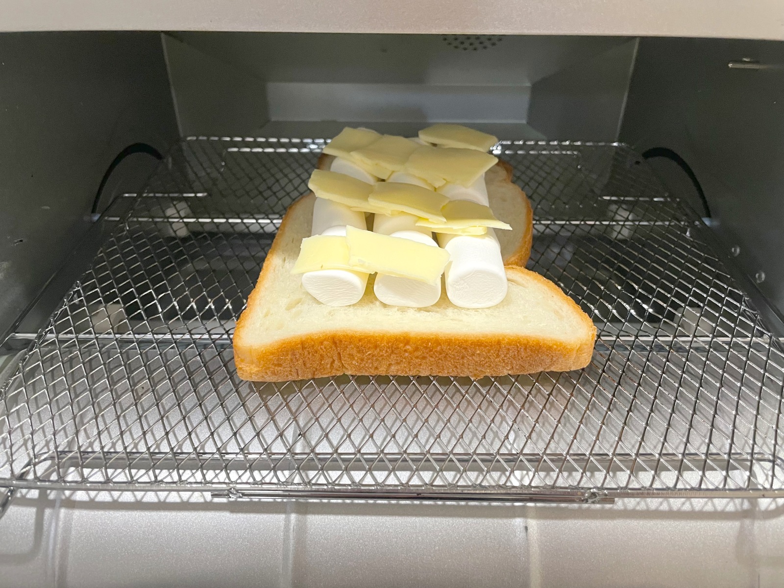 「チーズとマシュマロのトースト」作り方2