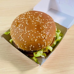 ハンバーガーの“包み紙”がなくても手が汚れない！箱入りハンバーガーの賢い食べ方