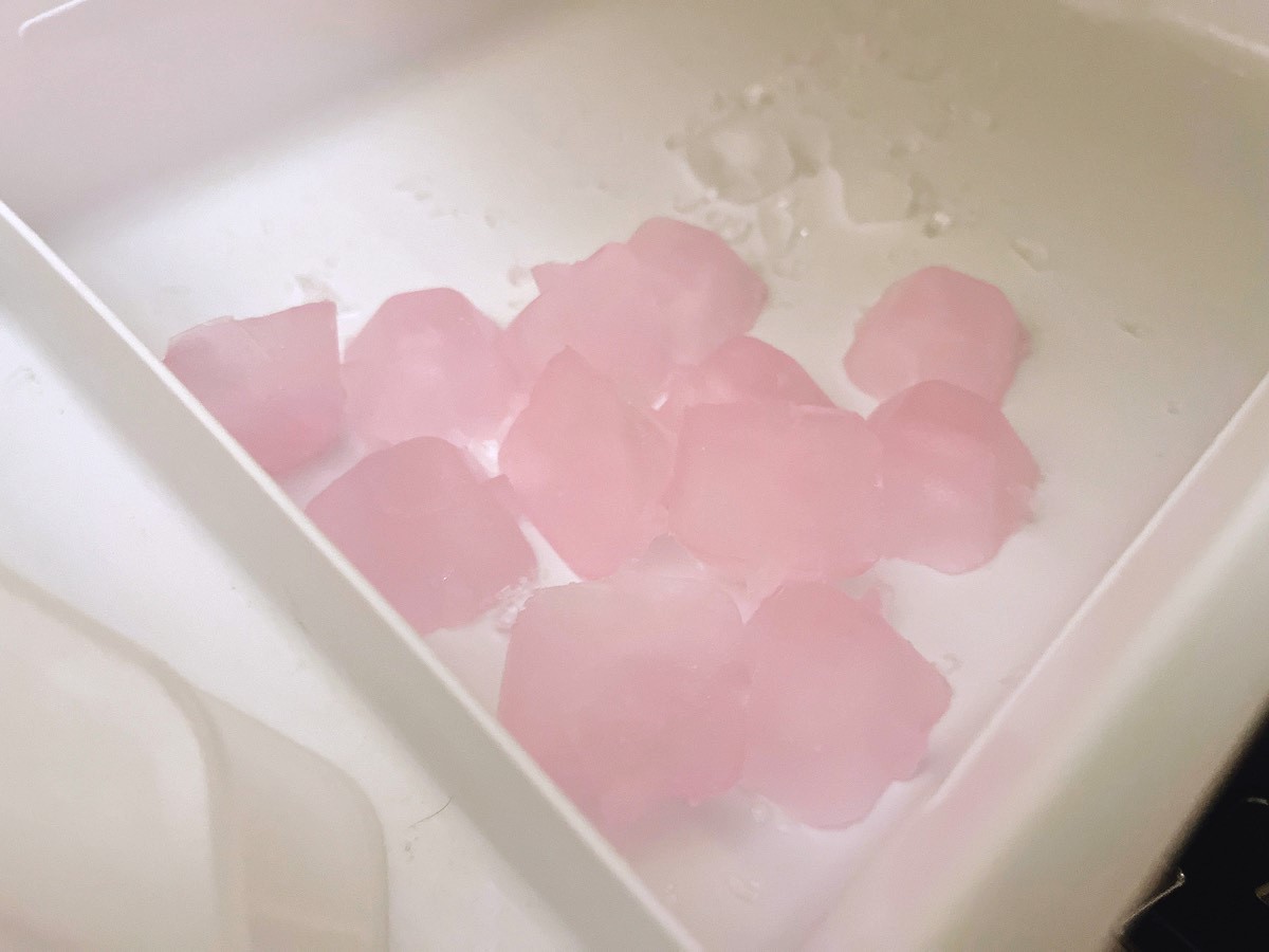 洗浄中にできたピンク色の氷