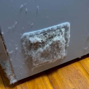 「冷蔵庫」の裏や横にごっそりついたホコリを取る方法【知って得する掃除術】