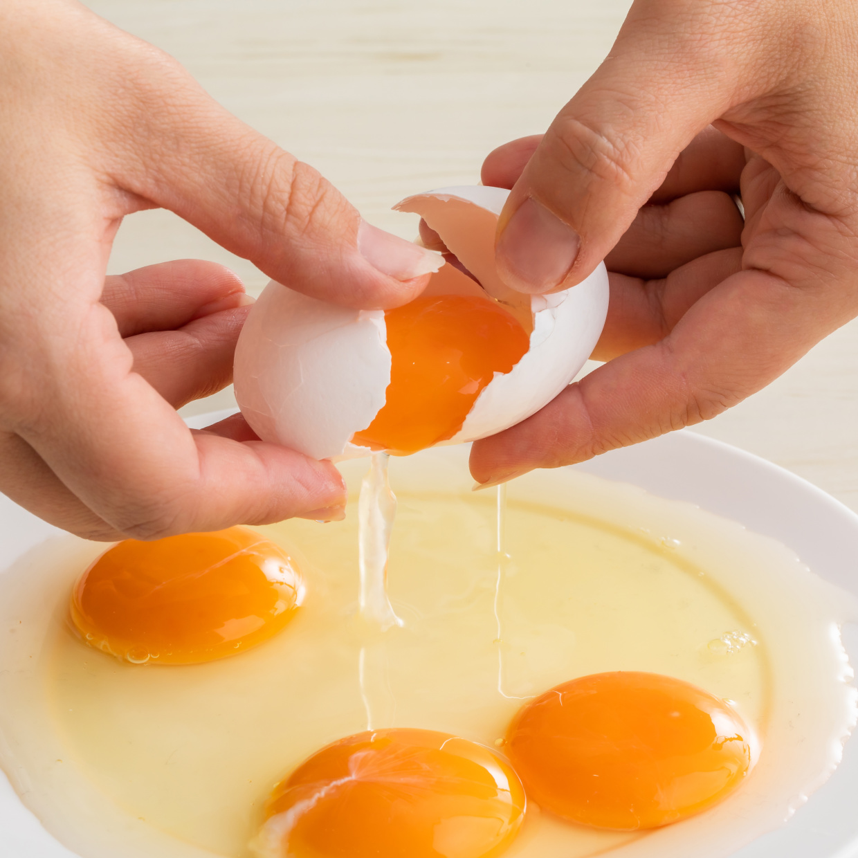  「殻のカケラ」が一瞬入ったのに卵を生のまま食べるのはNG！食中毒になる危険性がある“卵のNG行動” 