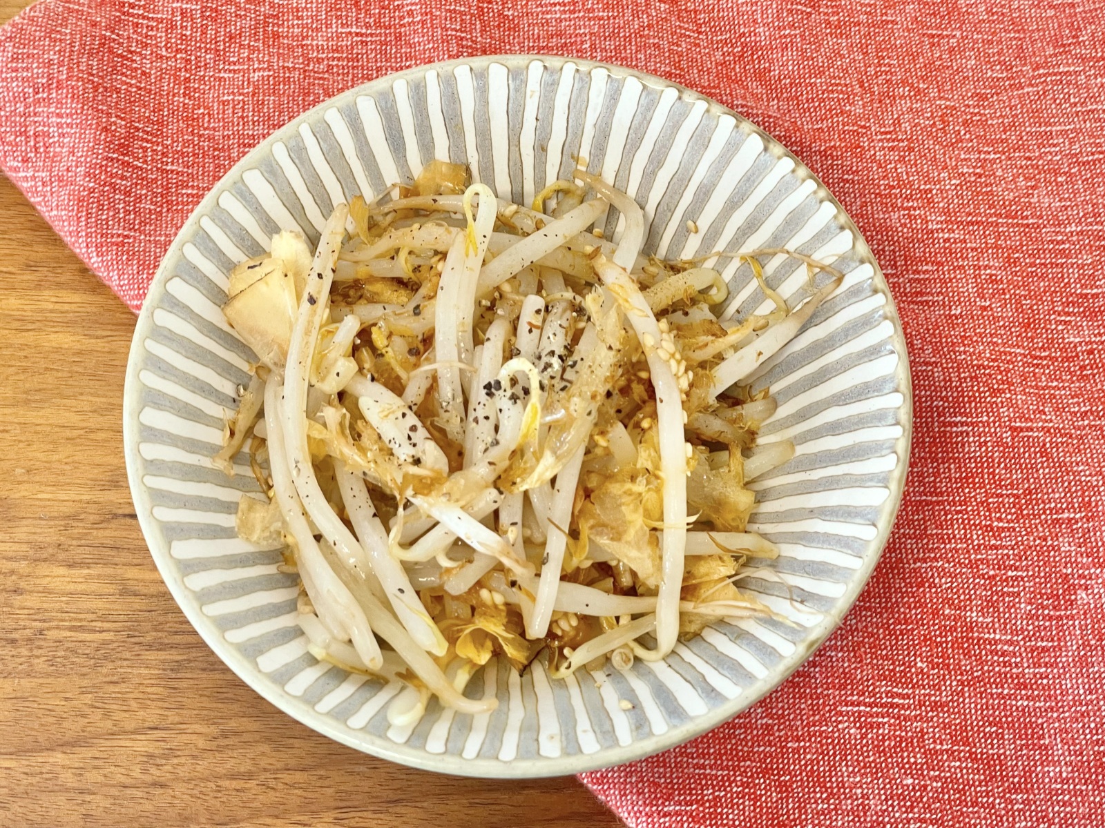 もやし」は茹でなくていい。レンチンして混ぜるだけ【うま塩ピリ辛もやし】