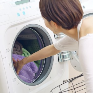 洗濯機に入れる順番って重要…？「洗濯物」の汚れをキレイに落とす【正しい水量と洗濯物の量】