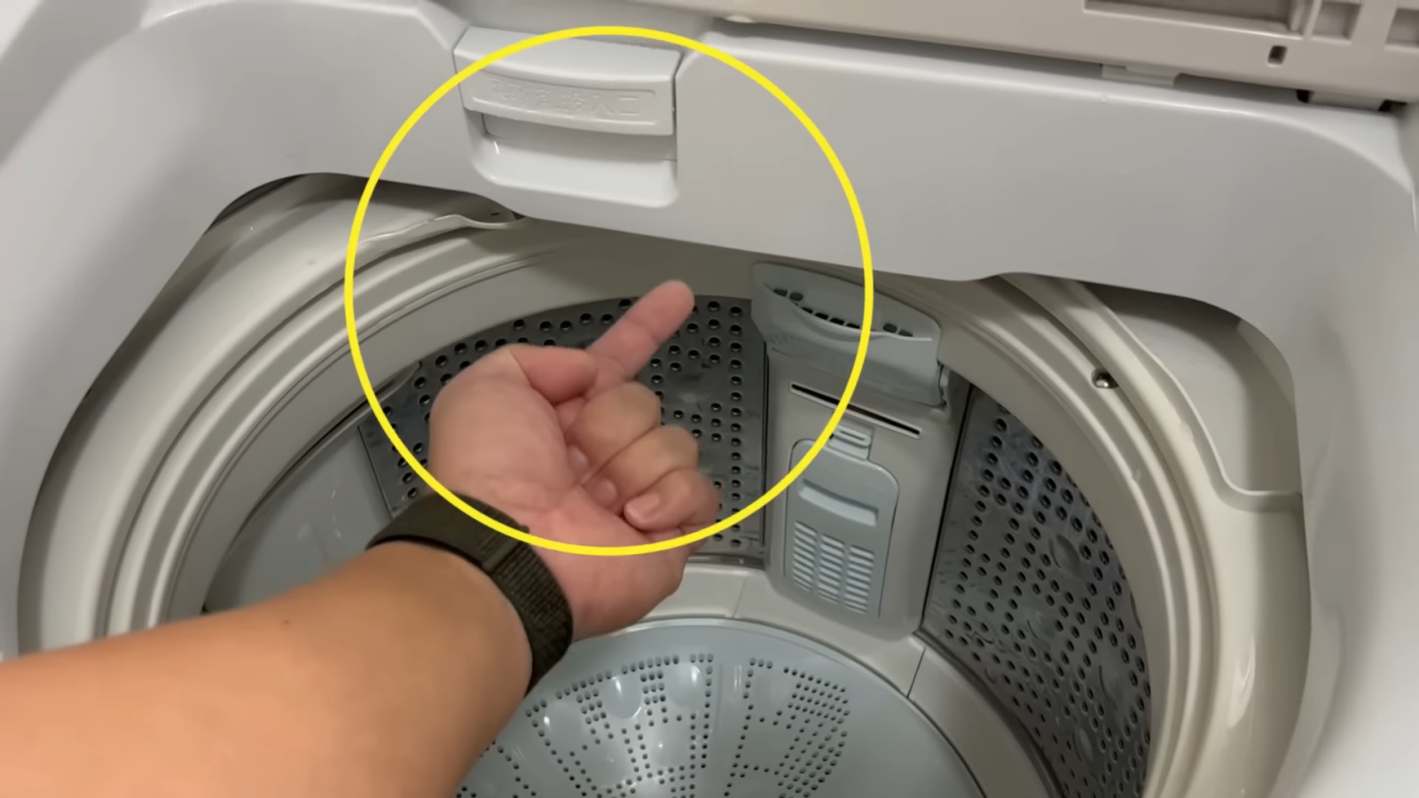 洗濯機の水の出口
