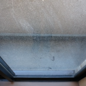 「窓ガラス」の“ベトベトの手垢”を拭きあと残さずごっそり落とす方法【知って得する掃除術】