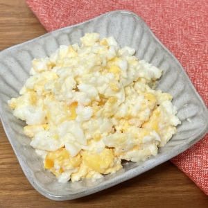 卵をお湯で茹でずに「卵サラダ」をつくる方法