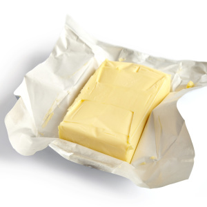 カッチカチの「バター」を5分でやわらかい常温に戻す方法。レンジは不要！