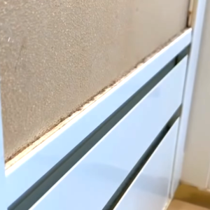 「浴室ドアのゴムパッキン」の頑固な黒カビをごっそり取る方法【知って得する掃除術】