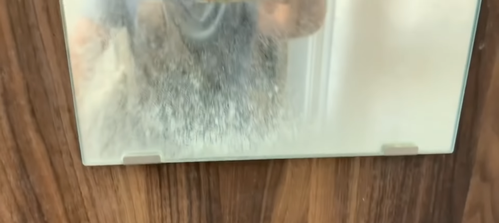 水垢で汚れた浴室の鏡