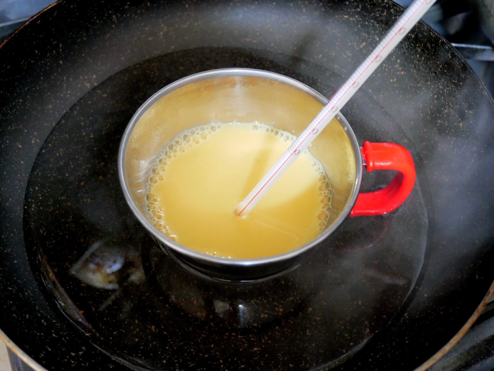 卵　卵黄　水を湯煎で温める