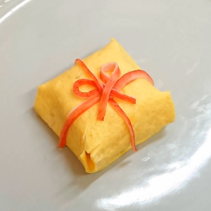 いつもの卵焼きを「プレゼントボックス」にする方法。パーティーやお子さんのお弁当にぴったり！