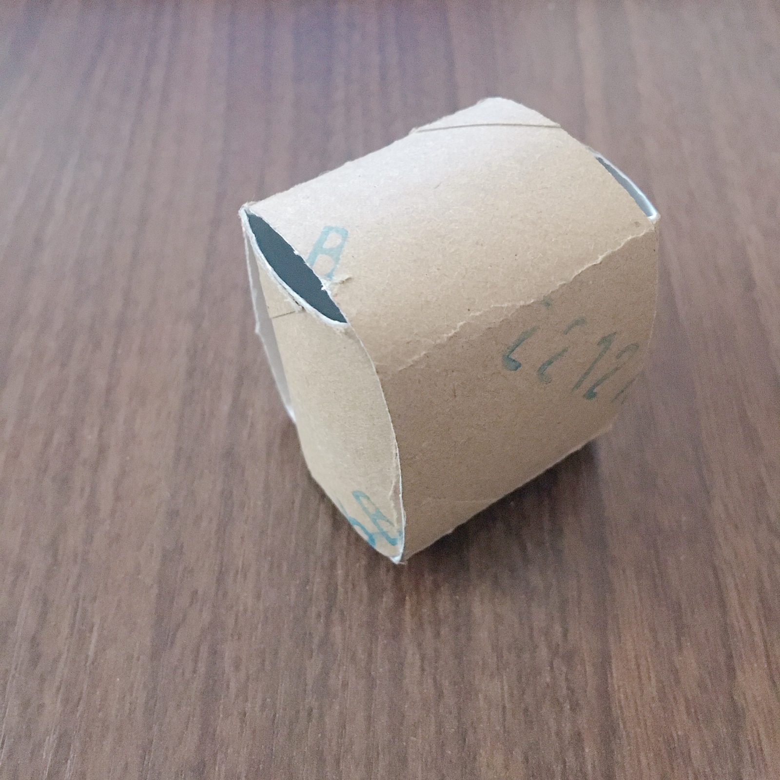 箱の形に整えたトイレットペーパーの芯