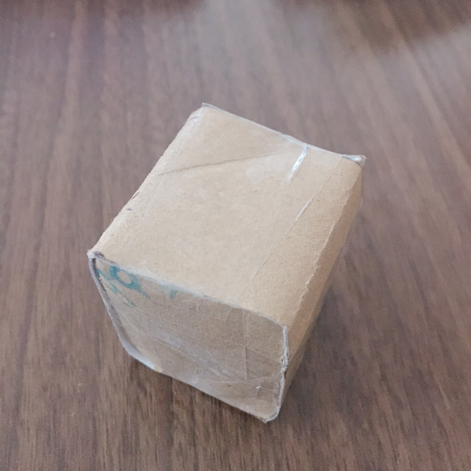 箱の形に整えたトイレットペーパーの芯