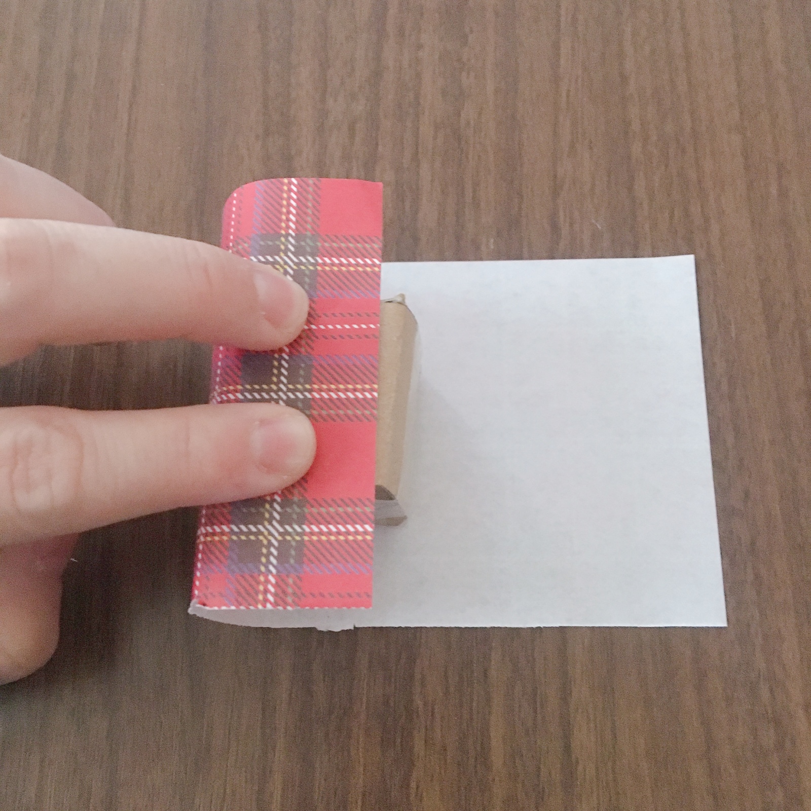 折り紙を貼る箱の形に整えたトイレットペーパーの芯