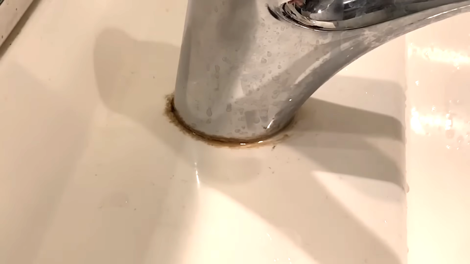 カリカリ汚れがついた洗面台の蛇口