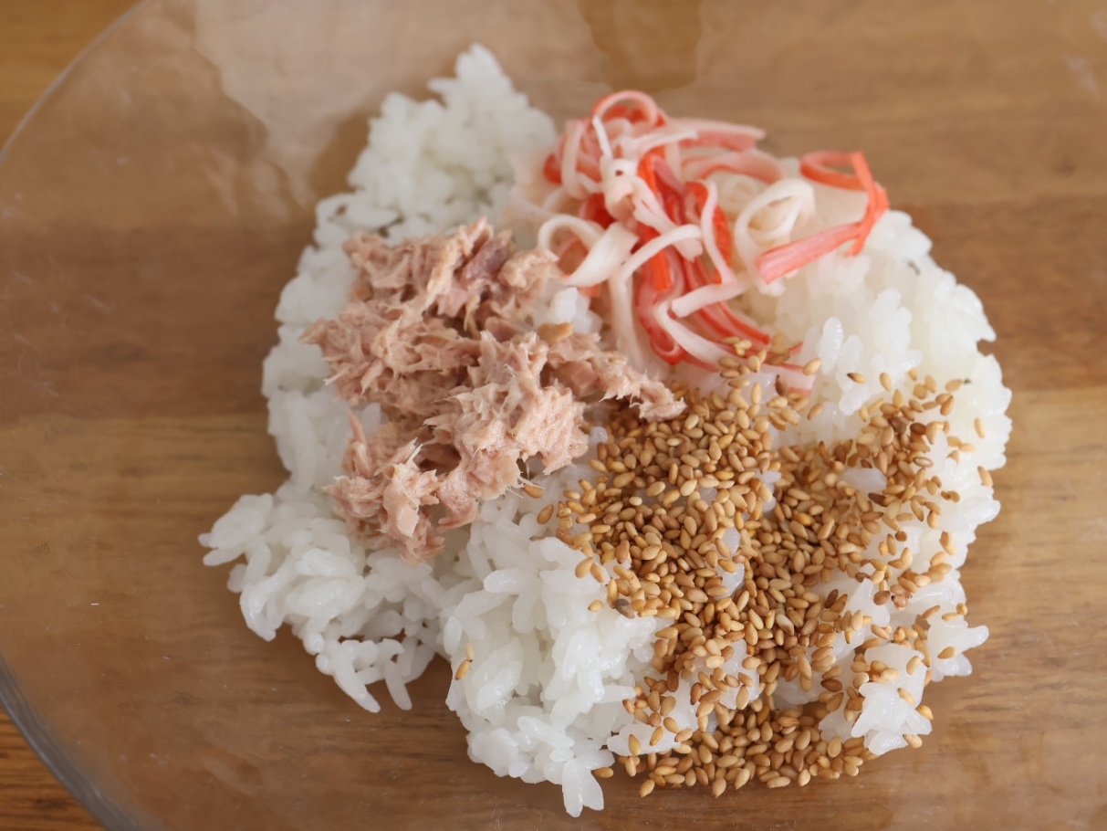 大満足の「具だくさんおにぎり」！“ツナマヨ”に混ぜるだけで海鮮感がアップする手軽な食材とは