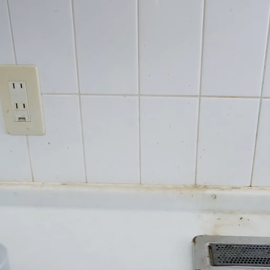  「キッチンのタイル壁」に飛び散った“油汚れ”をスッキリ落とす方法【知って得する掃除術】 