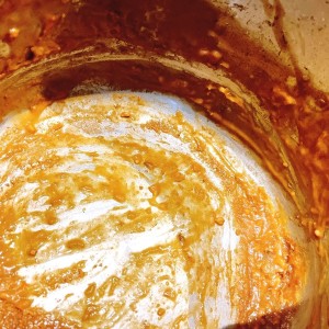 スポンジを汚さない。「カレーを作った後の鍋」の賢い洗い方