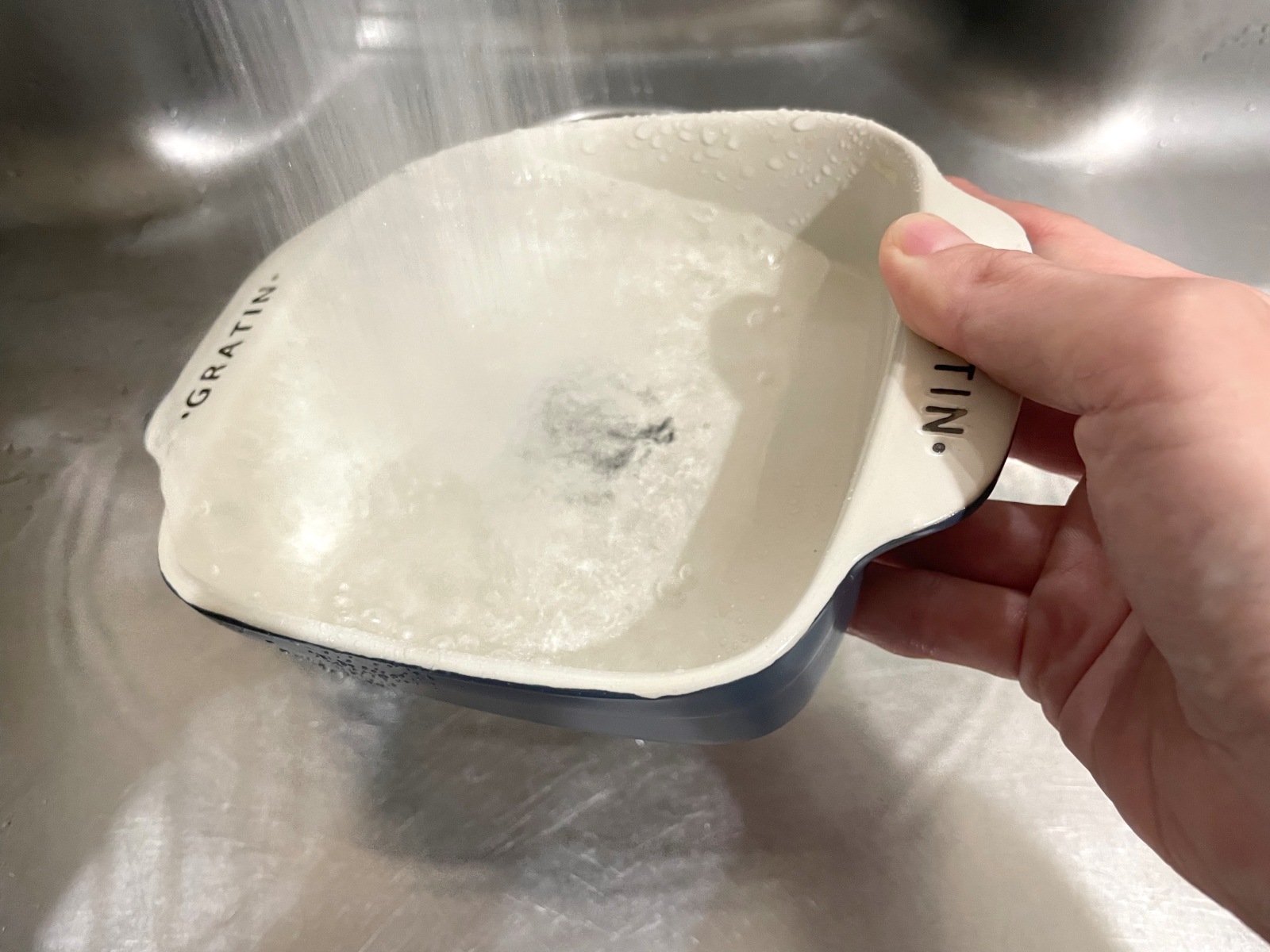 グラタン皿を水で濡らすだけ