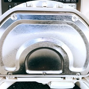 「洗濯機の内ぶた」の“水アカ・石けんカス汚れ”を落とす方法【知って得する掃除術】