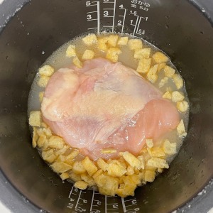 「鶏むね肉」と油揚げ・調味料を炊飯器に入れてスイッチを押すだけ！高たんぱくで低脂質な“鶏味噌めし”