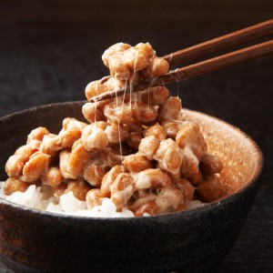 普通の「納豆ごはん」がさらにおいしくなる。納豆の上にのせたい“食材”とは？