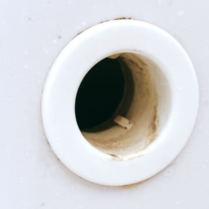 「洗面台の穴」についた“頑固な黄ばみ”をごっそり落とす【知って得する掃除術】
