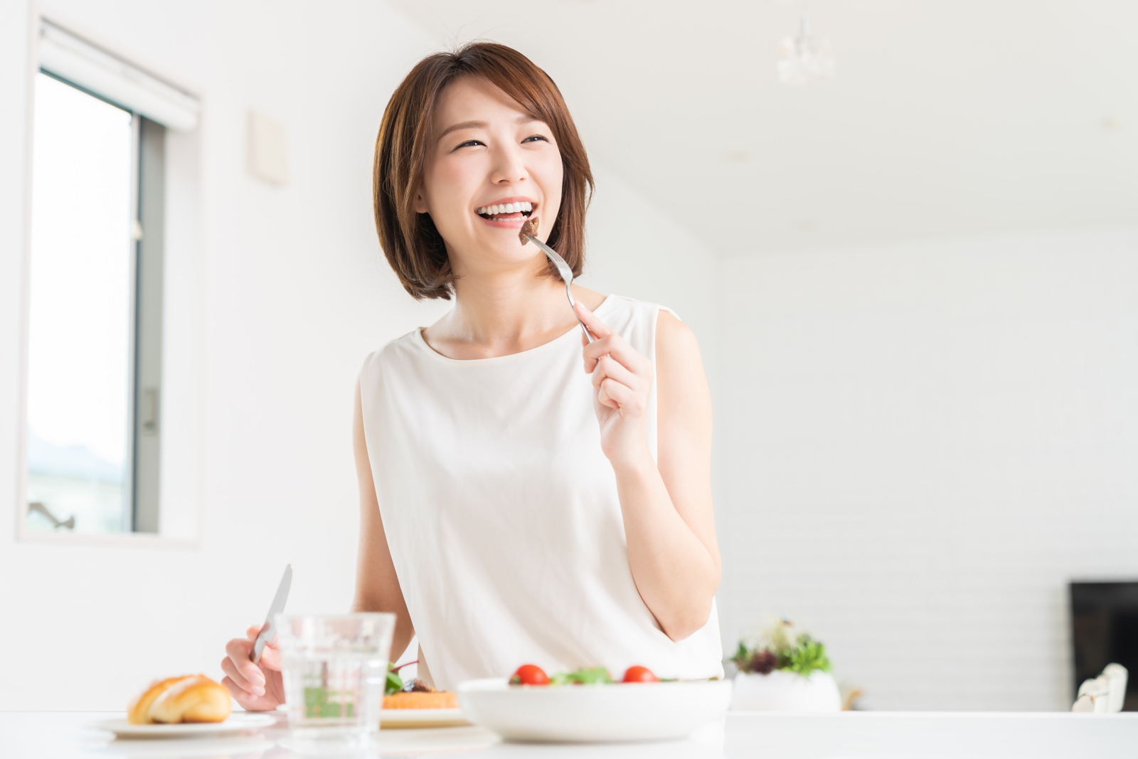 食べる女性