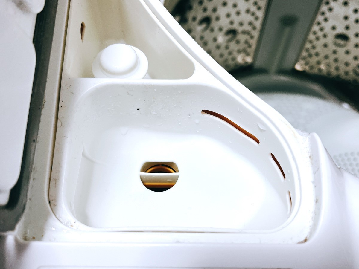 水が流れるタイプの洗剤投入口