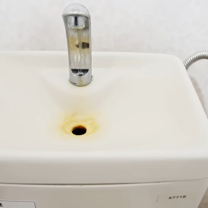 「トイレの手洗いボウル」の“落ちない黄ばみ”を落とす方法【知って得する掃除術】