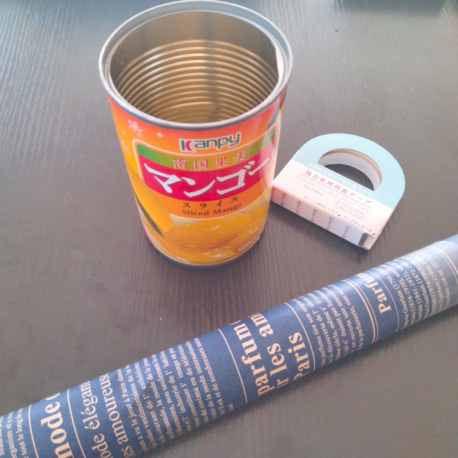 ラッピングペーパーとフルーツの空き缶、両面テープ