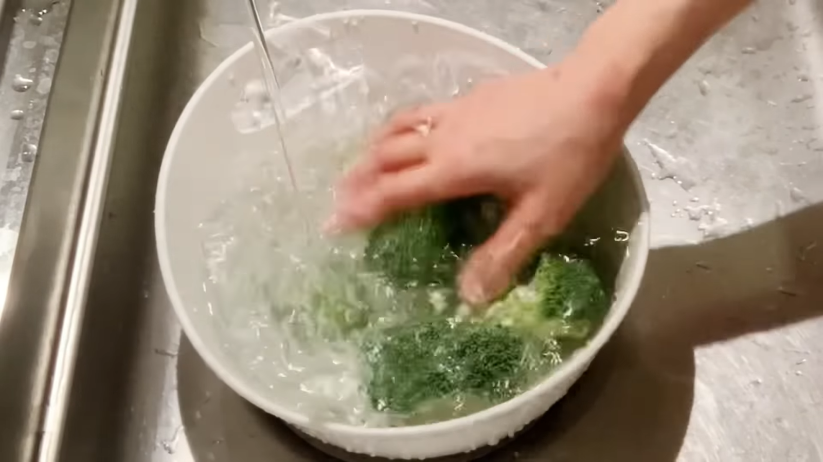 ブロッコリーを洗う女性