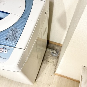 「洗濯機」の“床と壁の隙間汚れ”をごっそり落とす方法【知って得する掃除術】