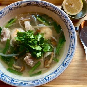 余った春雨で簡単に作れる「ベトナム風春雨スープ」。材料を入れて煮るだけ！