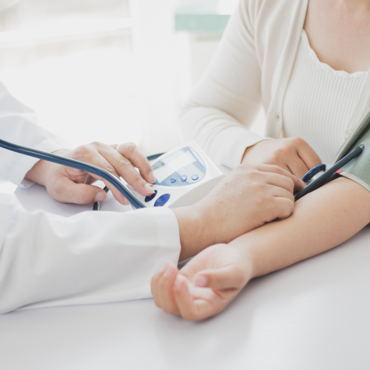 症状が現れにくい高血圧。40代女性が気をつけたい「高血圧のサイン」と「改善策」