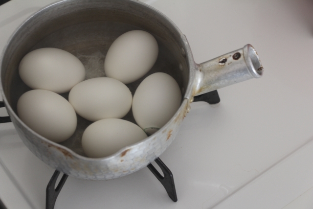 茹で卵を作る鍋